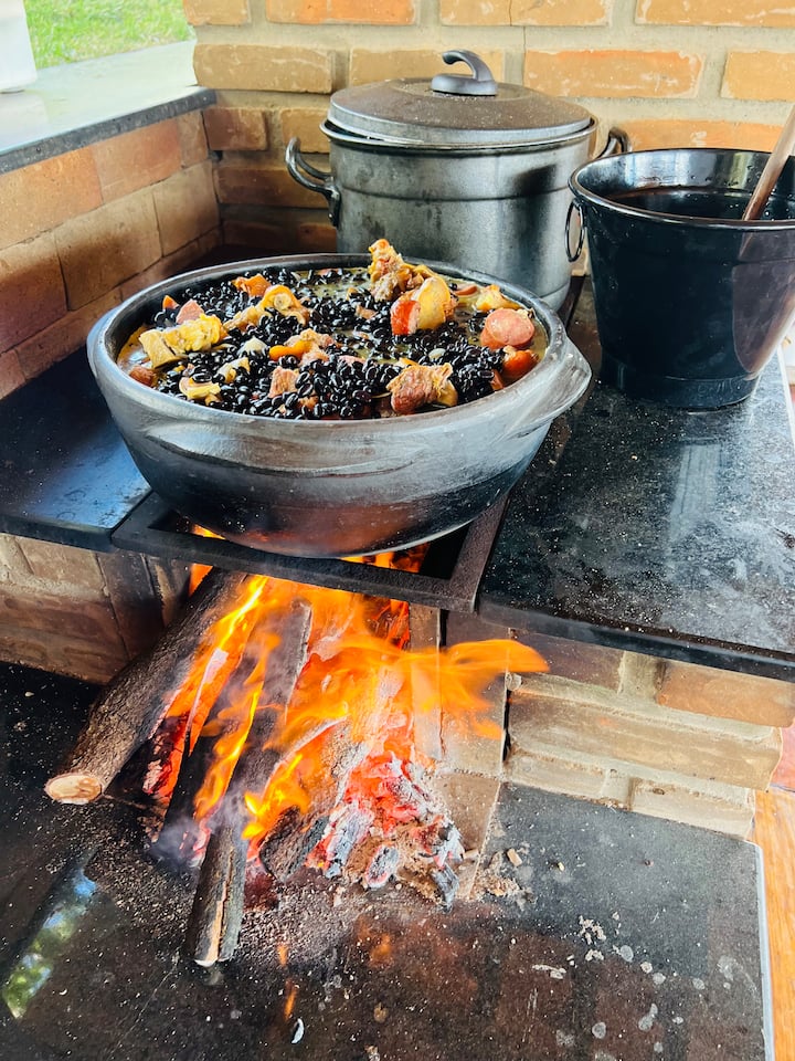 Panela sobre o fogão a lenha