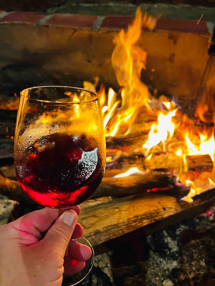 Taça de vinho em frente à lareira
